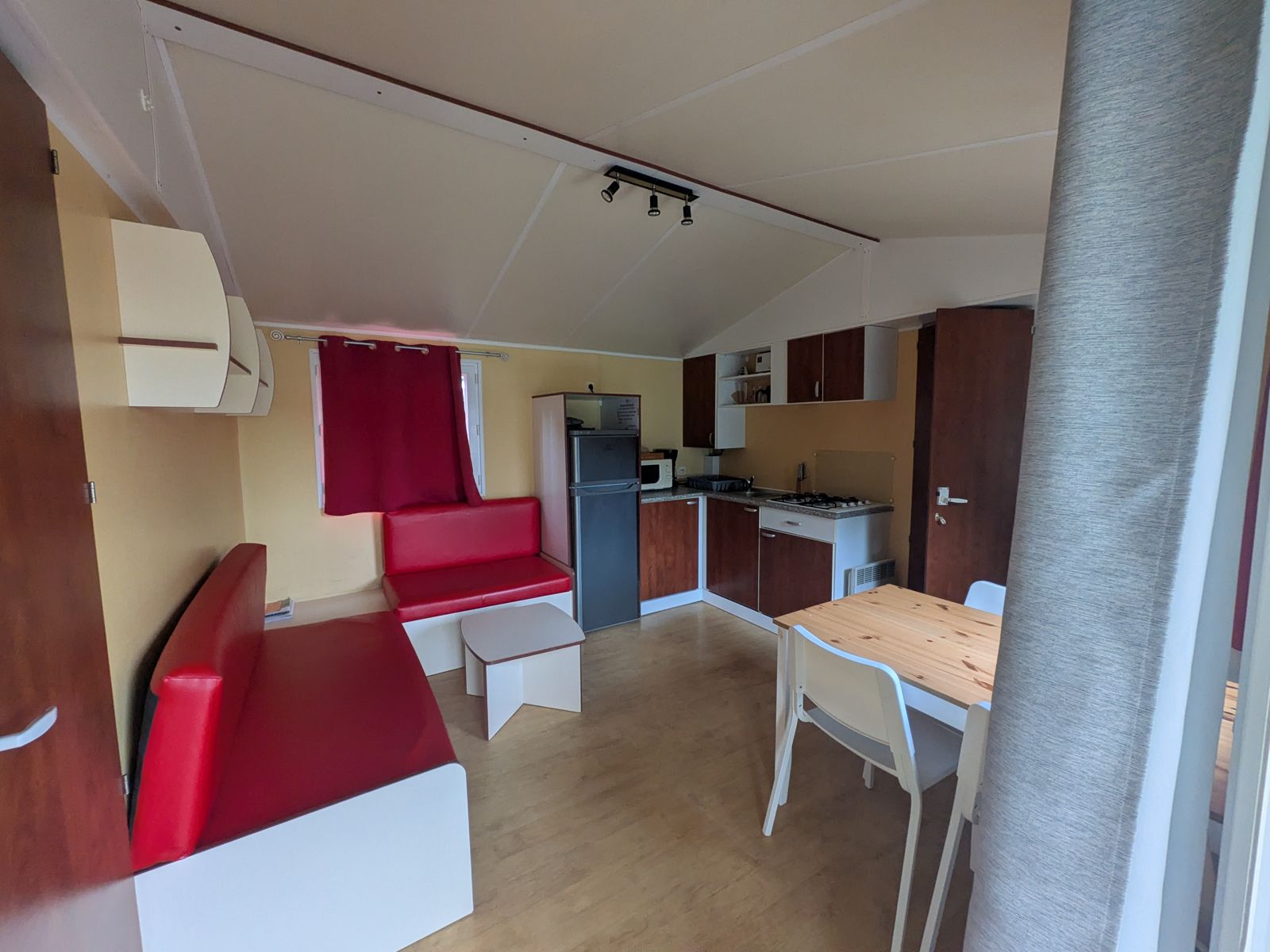 Stacaravan met 2 slaapkamers te koop