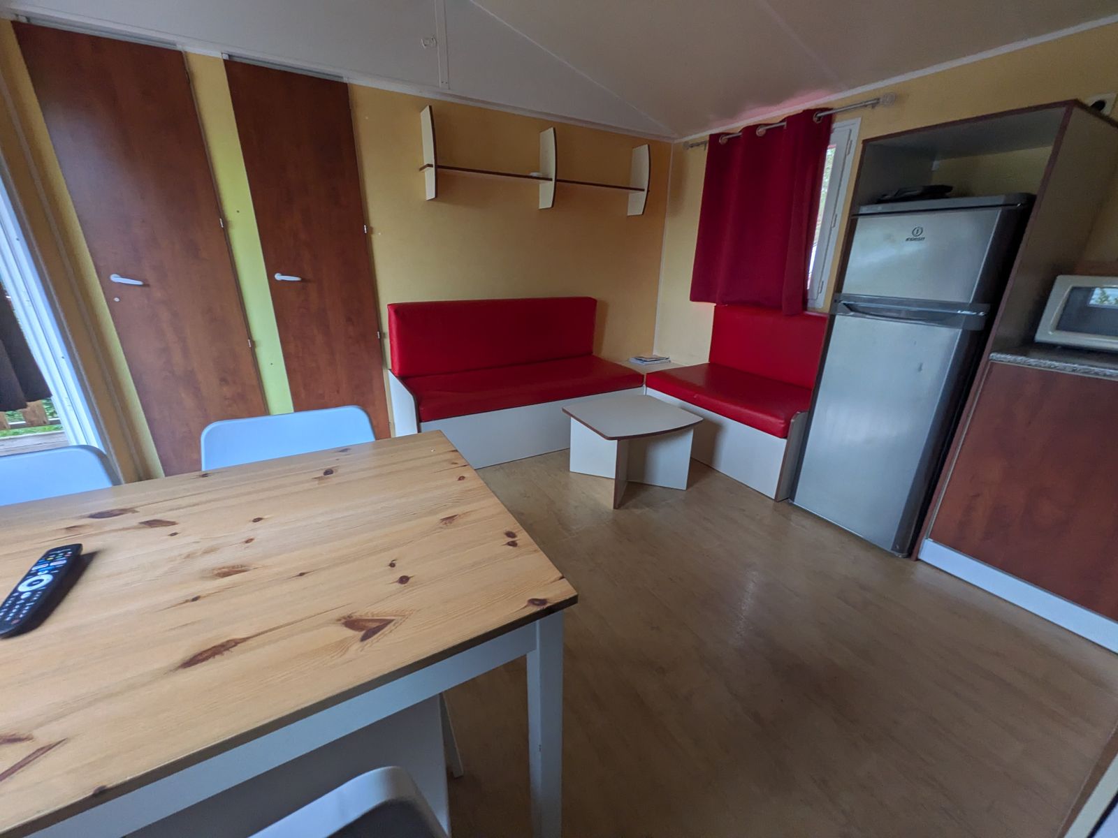 Stacaravan met 2 slaapkamers te koop