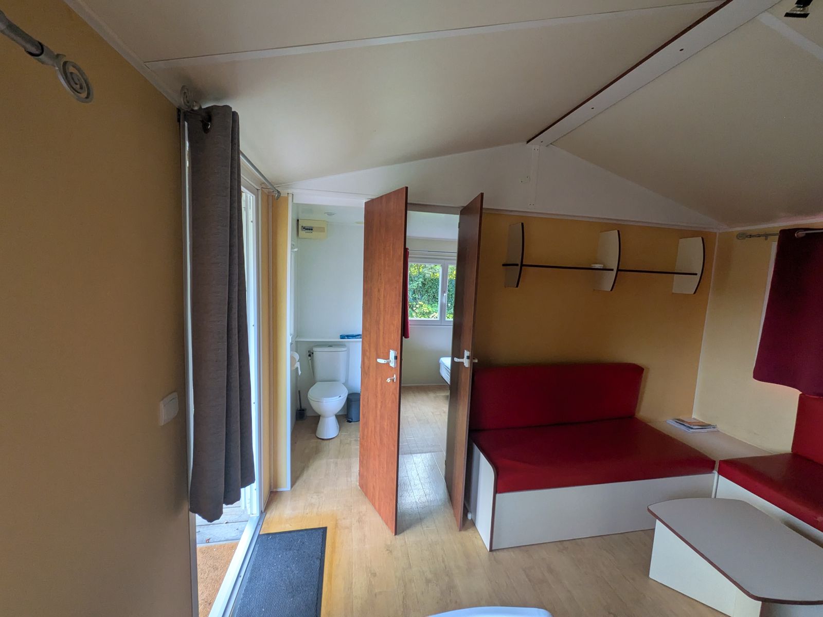 Stacaravan met 2 slaapkamers te koop