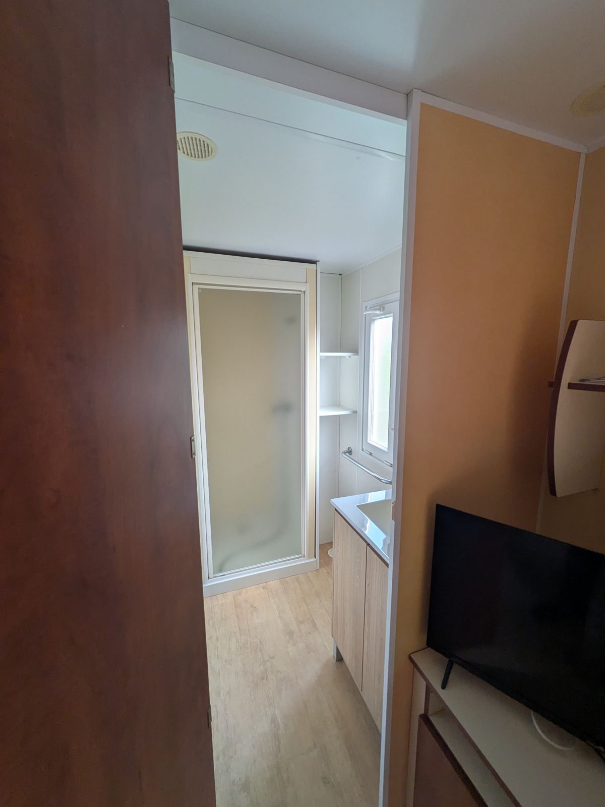 Stacaravan met 2 slaapkamers te koop