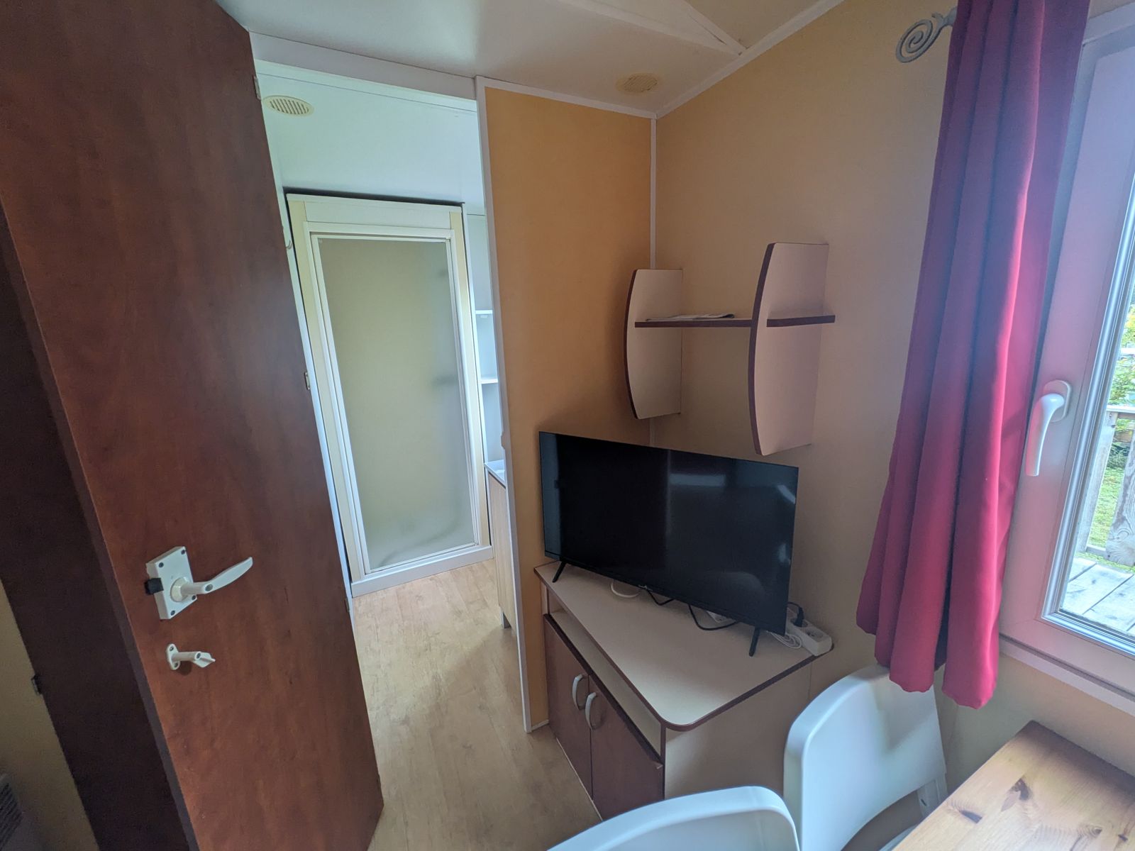 Stacaravan met 2 slaapkamers te koop