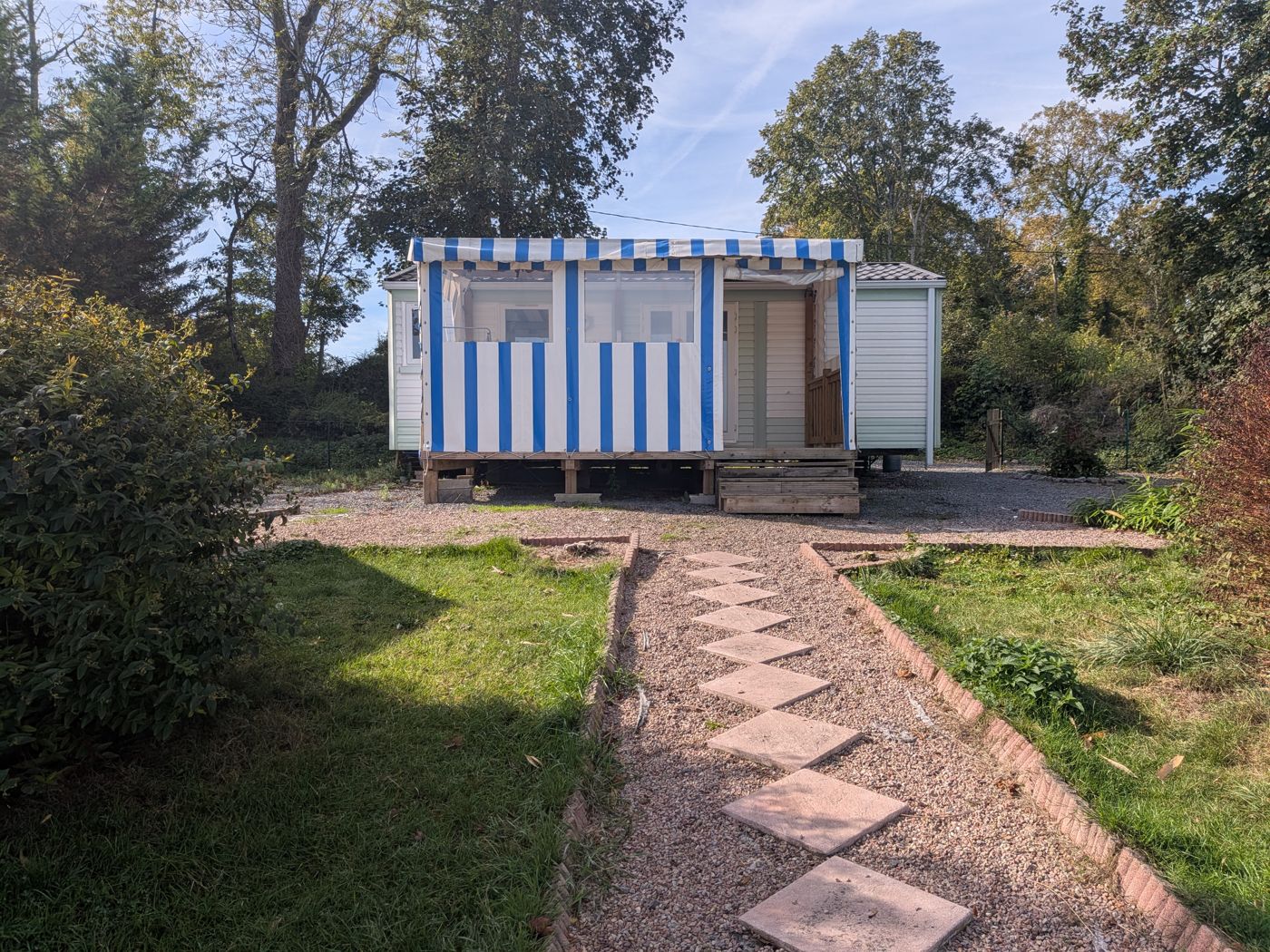Mobile home and its path on a leafy pitch