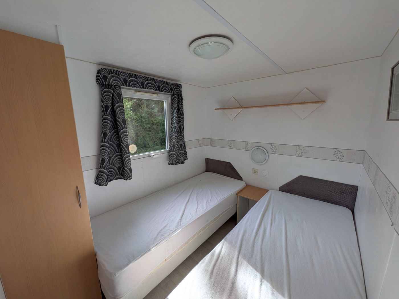 Slaapkamer met twee eenpersoonsbedden