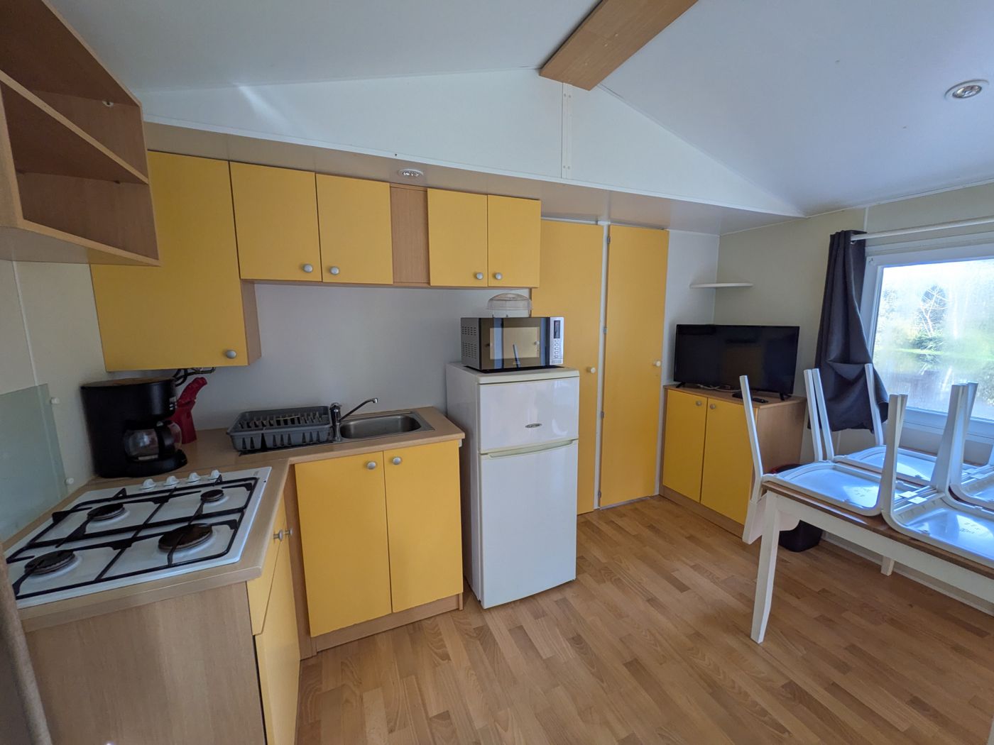 Fitted mobile home kitchen: hob, microwave, fridge