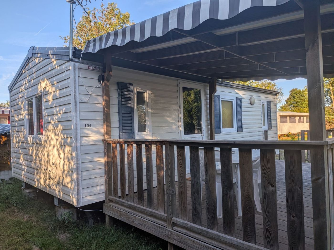 Stacaravan met houten terras en luifel