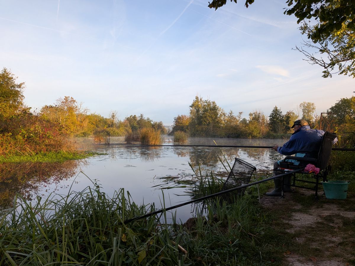 Pêcheur au bord de l'étang au lever du jour
