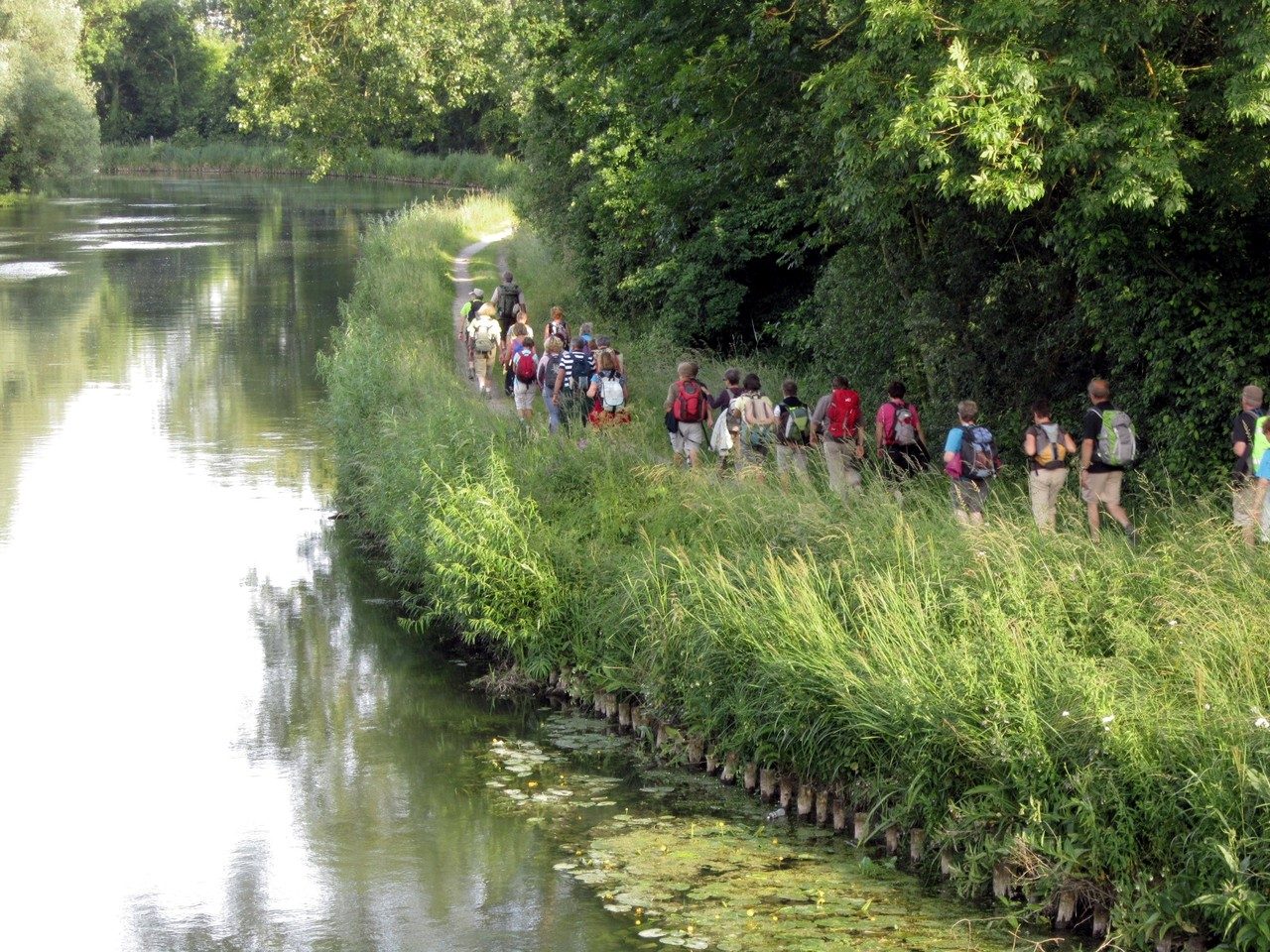 Walkers along the Somme