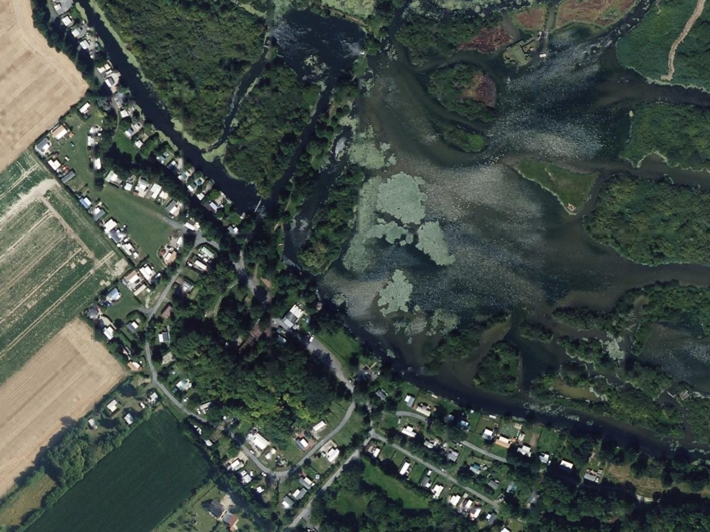 Vue aérienne du domaine : les étangs traversés par la Somme et les emplacements du camping